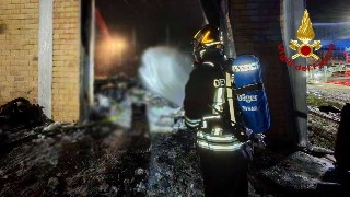 Treia - Fiamme nella notte in un capannone, vigili del fuoco in azione